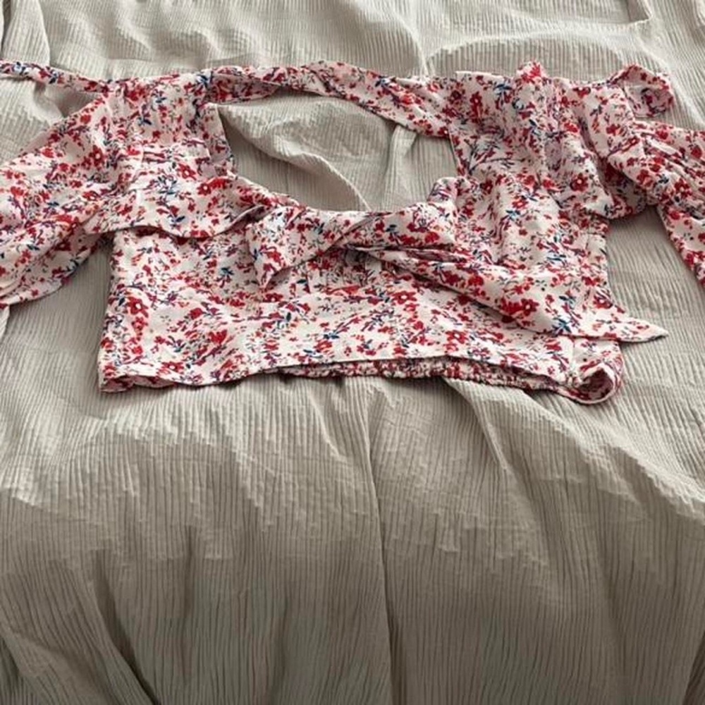 Miss Lola floral crop top. Ties in front and back. Never worn.